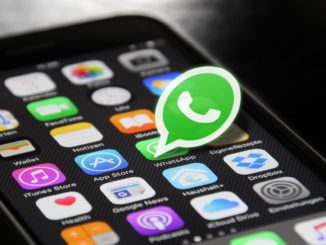 Smartphone con WhatsApp - Foto di HeikoAL